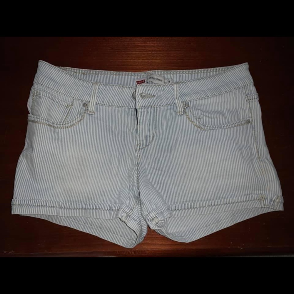 Woman's Levi's shorts